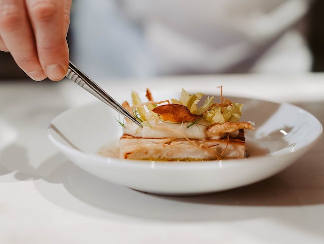 Angerichtete Teller im Pots